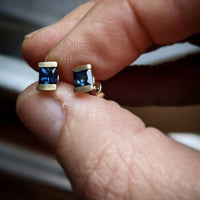 ARCHIE Geometrisch Blue Sapphire studs