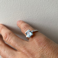 AQUA-SQUARE Geometrisch Aquamarine ring