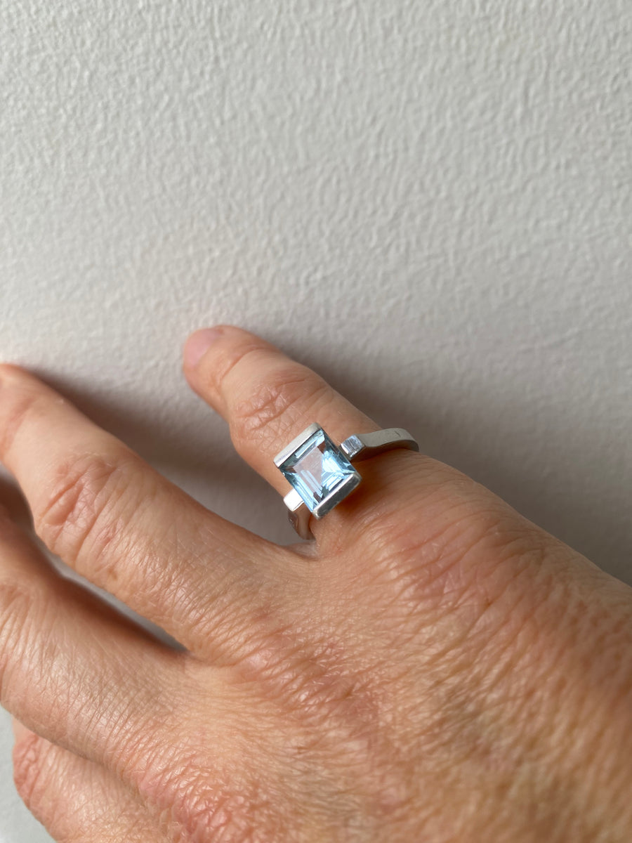 AQUA-SQUARE Geometrisch Aquamarine ring