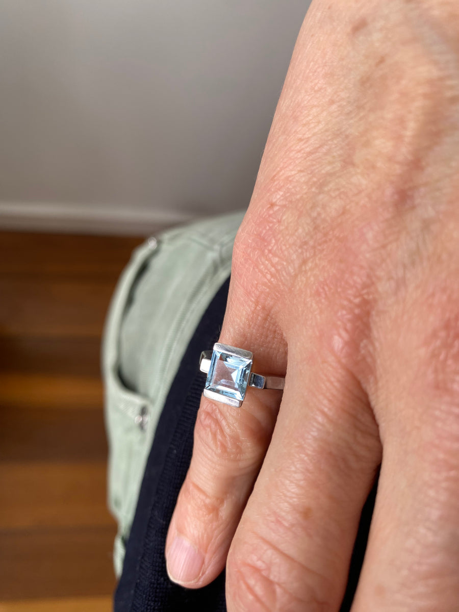 AQUA-SQUARE Geometrisch Aquamarine ring