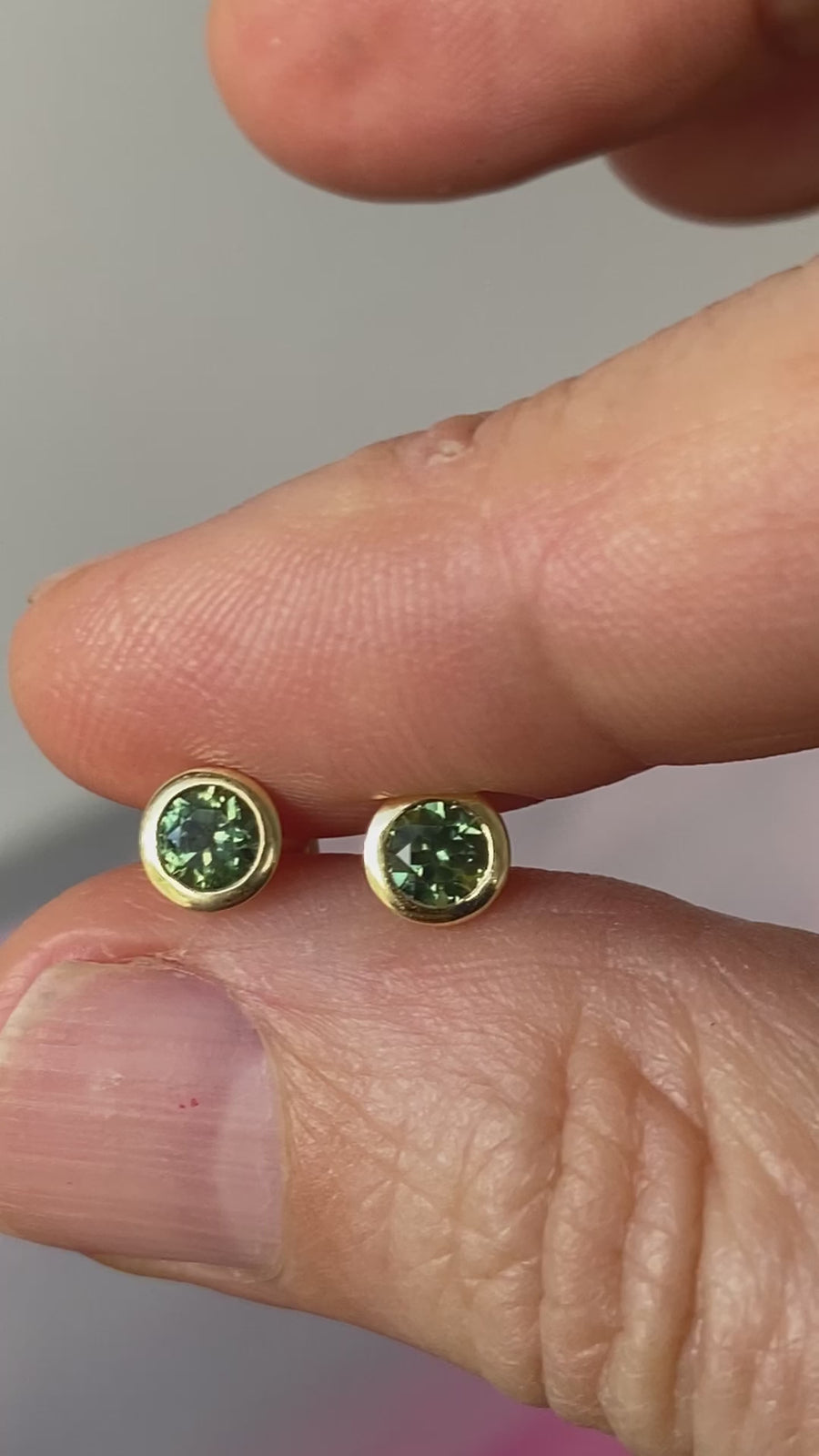 WUNDER - Green Sapphire Earring Studs